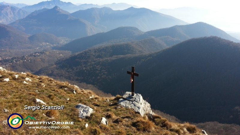 13 la piccola croce dietro al monumento.jpg